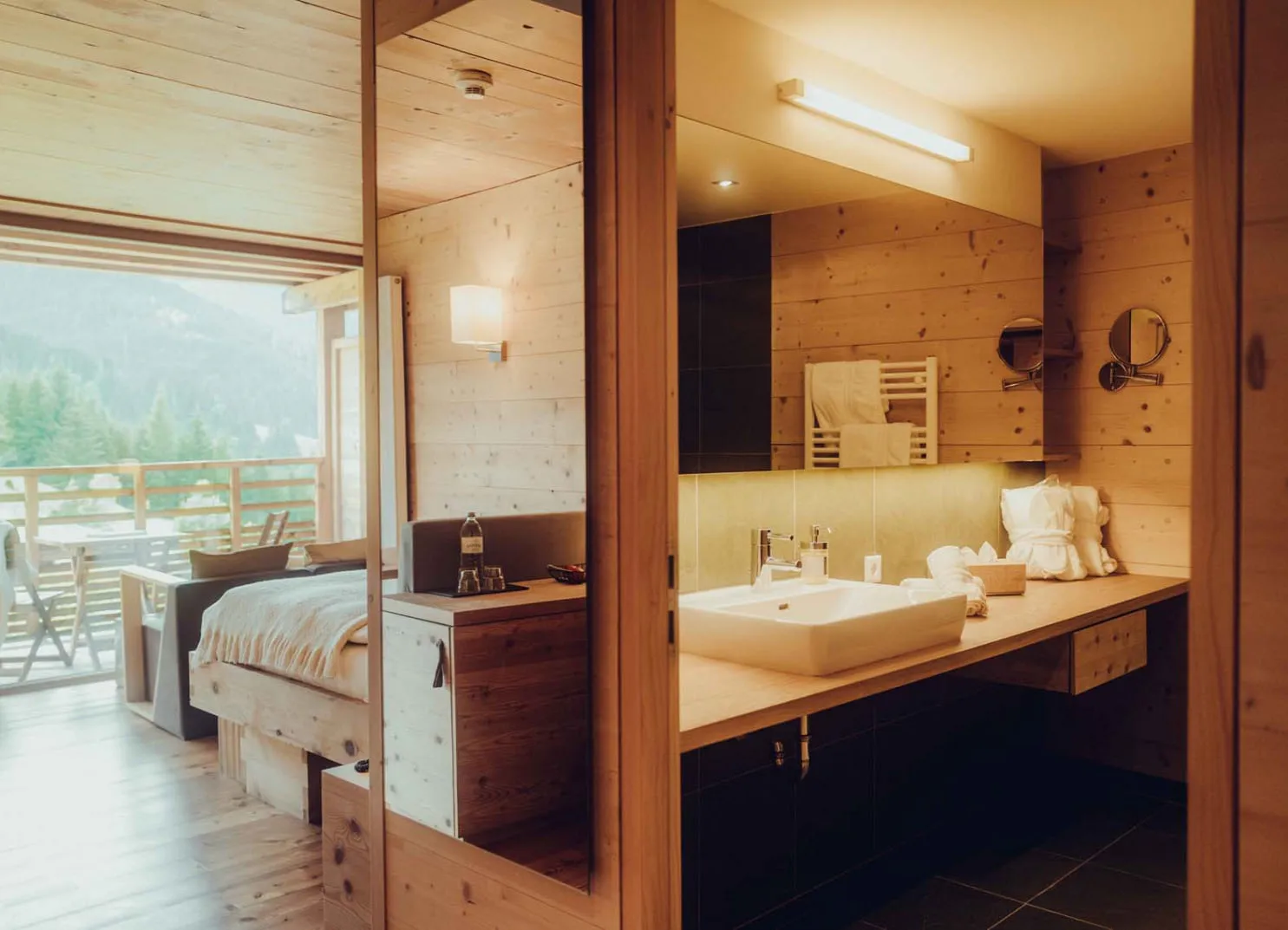 Zimmer mit Holzdekor, Balkonblick und modernem Badezimmer