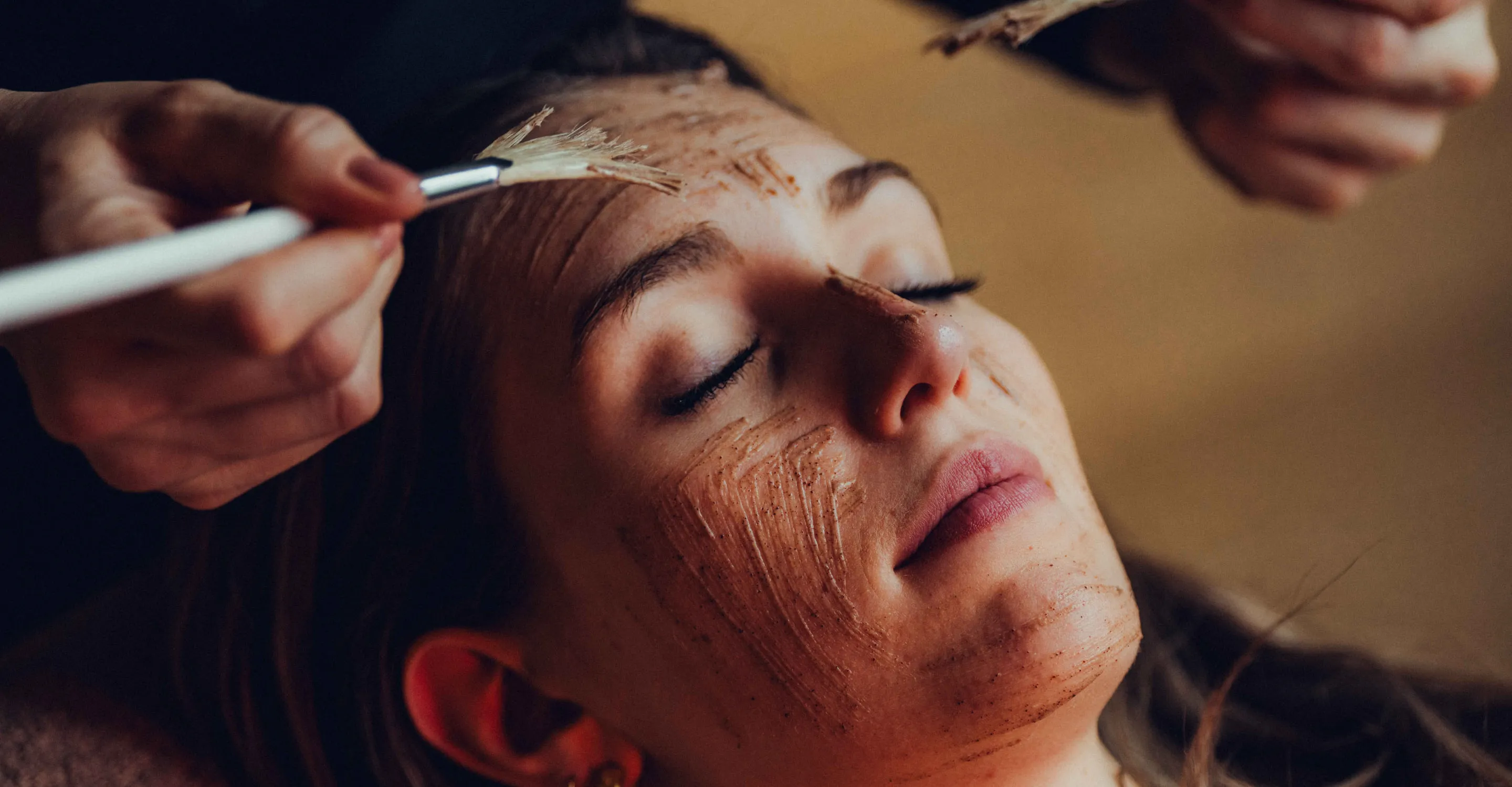 Kosmetikerin bei der Arbeit