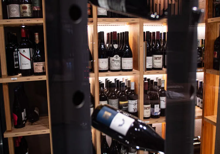 Regale mit Weinflaschen in einer Weinauslage