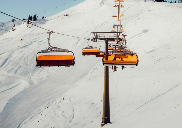 Sesselbahn über schneebedeckte Berge