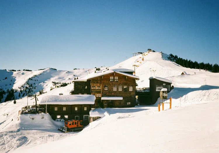 Schneebedecktes Gebäude und Skilift in Winterlandschaft