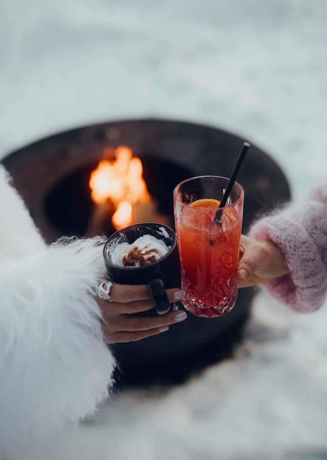 Getränke vor einem Feuer im Schnee, Winteratmosphäre in Leogang.