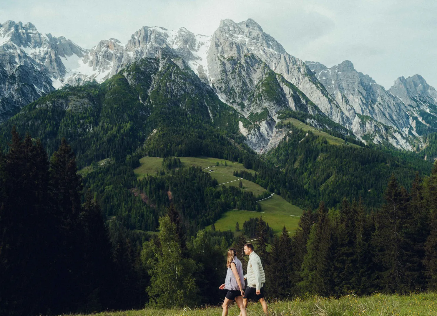 Zwei Personen wandern in den Bergen bei Forsthofalm, Leogang
