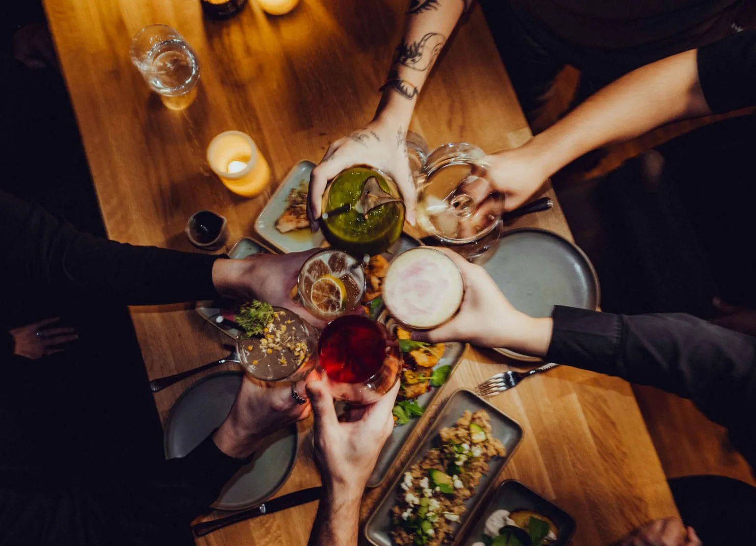 Tisch gedeckt mit Getränken und Speisen im Holzhotel Forsthofalm, Leogang.