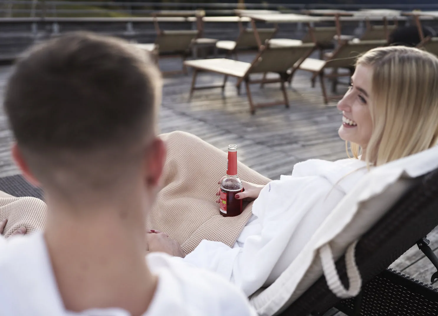 Entspannende Atmosphäre im Holzhotel Forsthofalm, Leogang, Österreich.