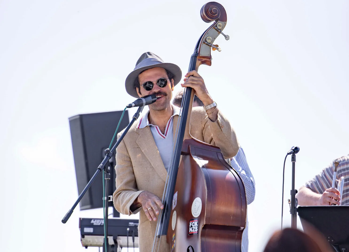 Musiker spielt Kontrabass auf der Bühne mit Mikrofon