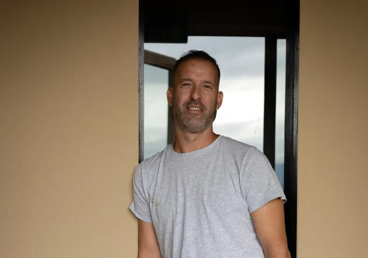 Man standing in front of a window at Holzhotel Forsth