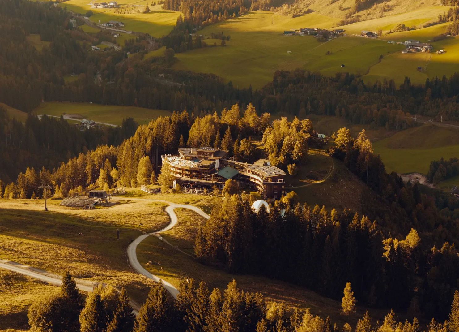 Forsthofalm in der Abenddämmerung mit umliegender Landschaft