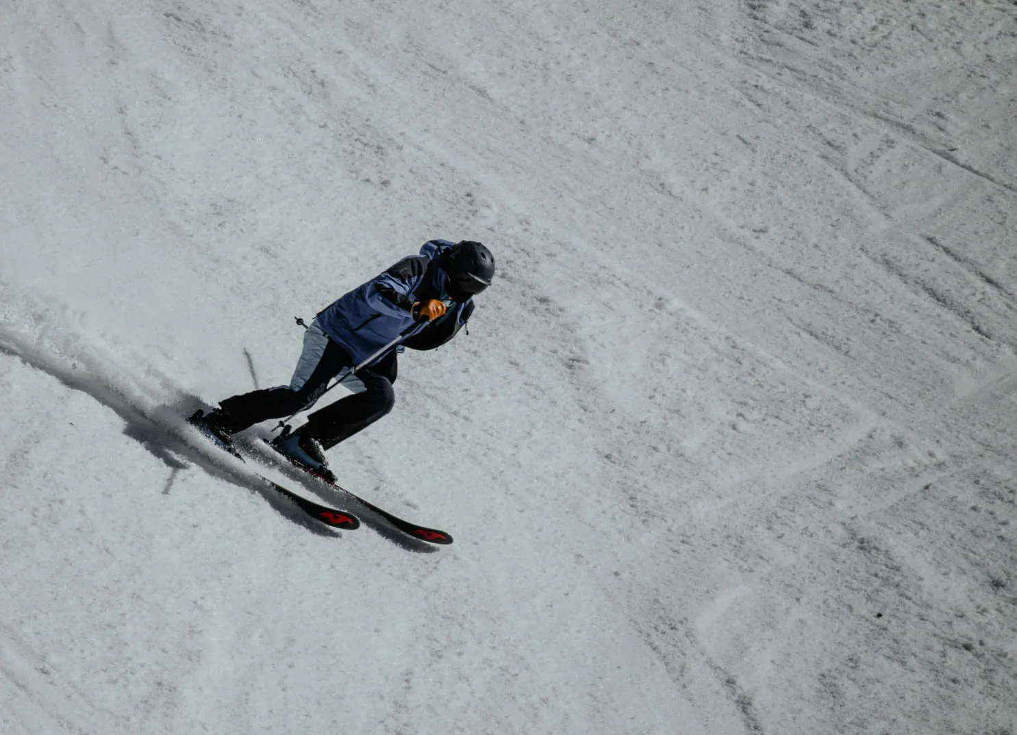 Person skis über eine verschneite Piste