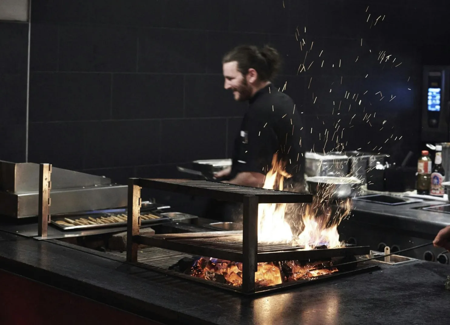 Küchenchef beim Holzkohlegrill