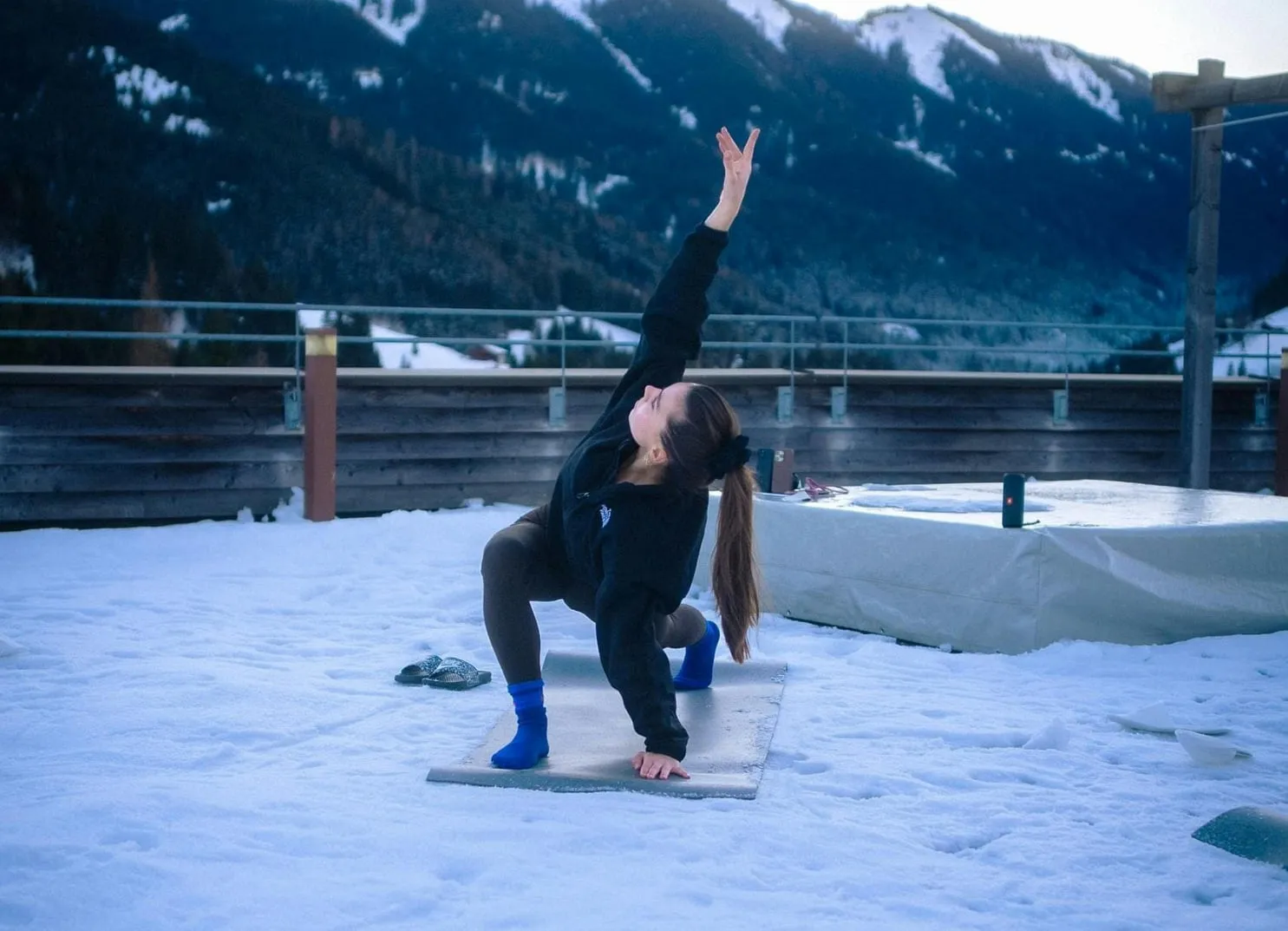 Yoga im Schnee auf Dachterrasse