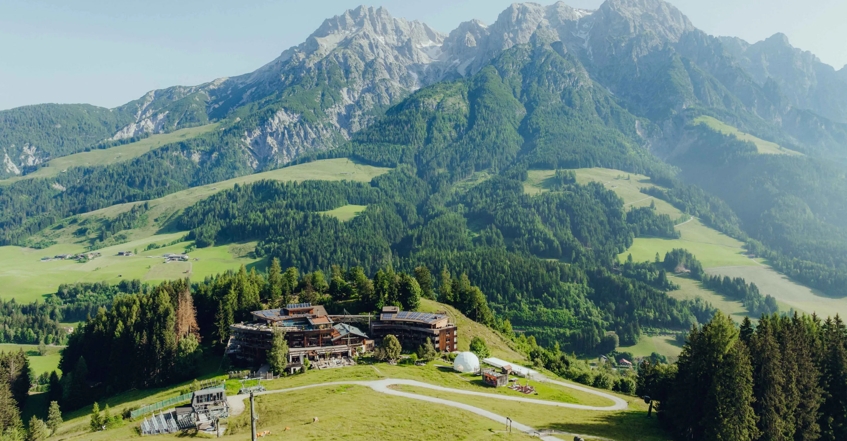 Holzhotel in den Bergen