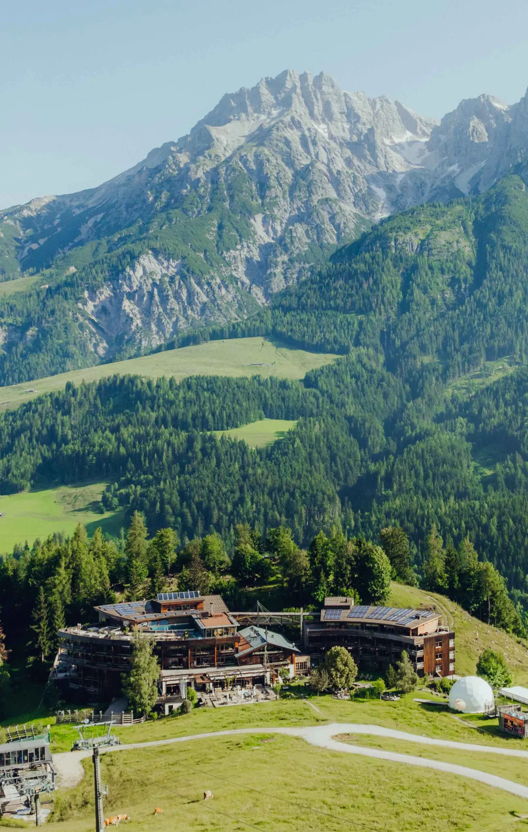 Holzhotel Forsthofalm in Leogang mit Bergen im Hintergrund