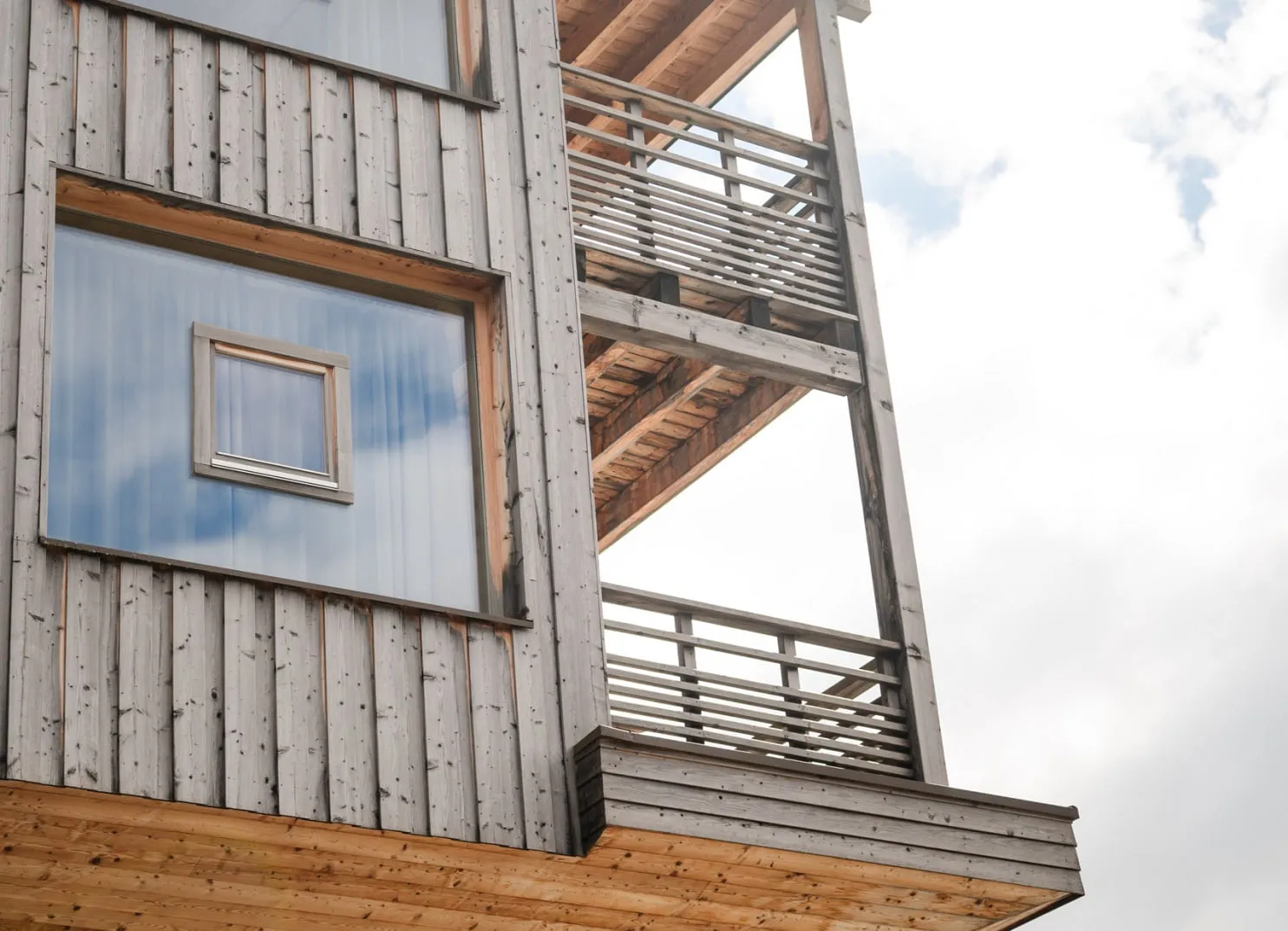 Holzgebäude mit Balkonen und Fenstern