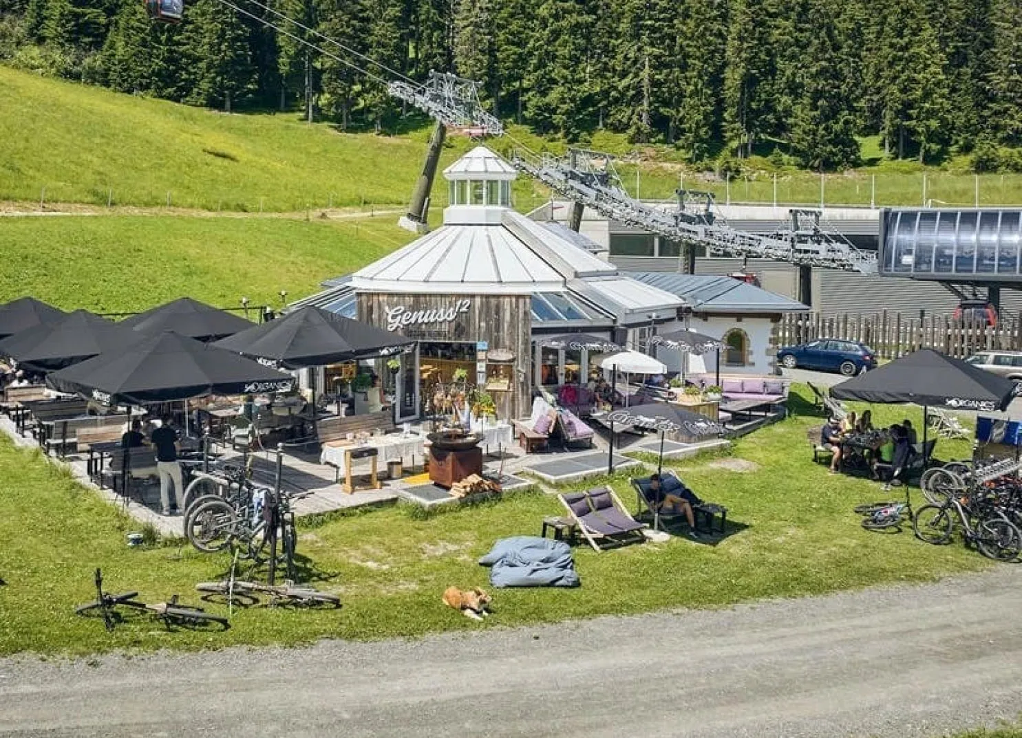 Blick auf ein Restaurant mit Sitzplätzen im Freien und Fahrrädern in der Nähe
