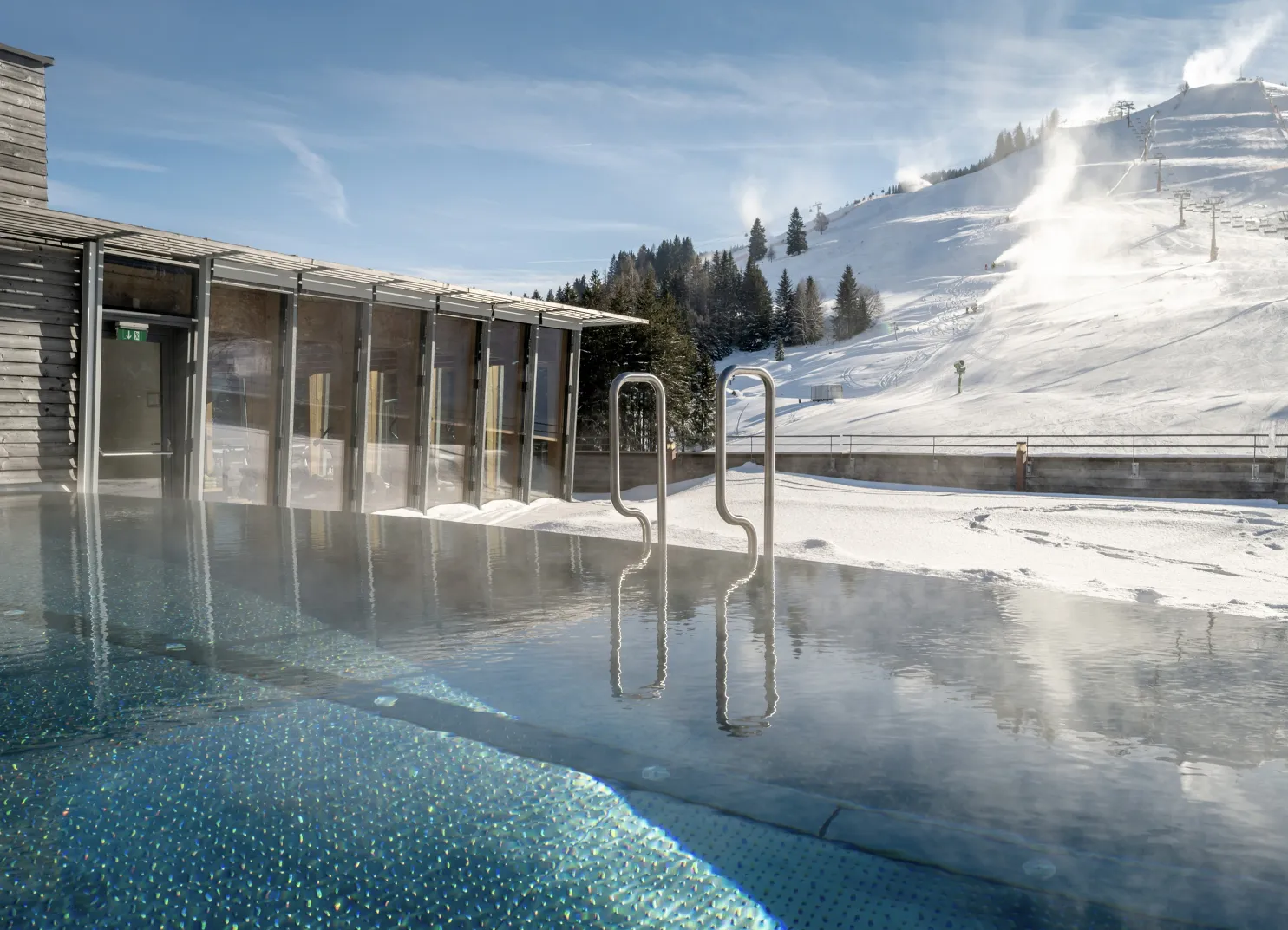 Pool mit Winterausblick