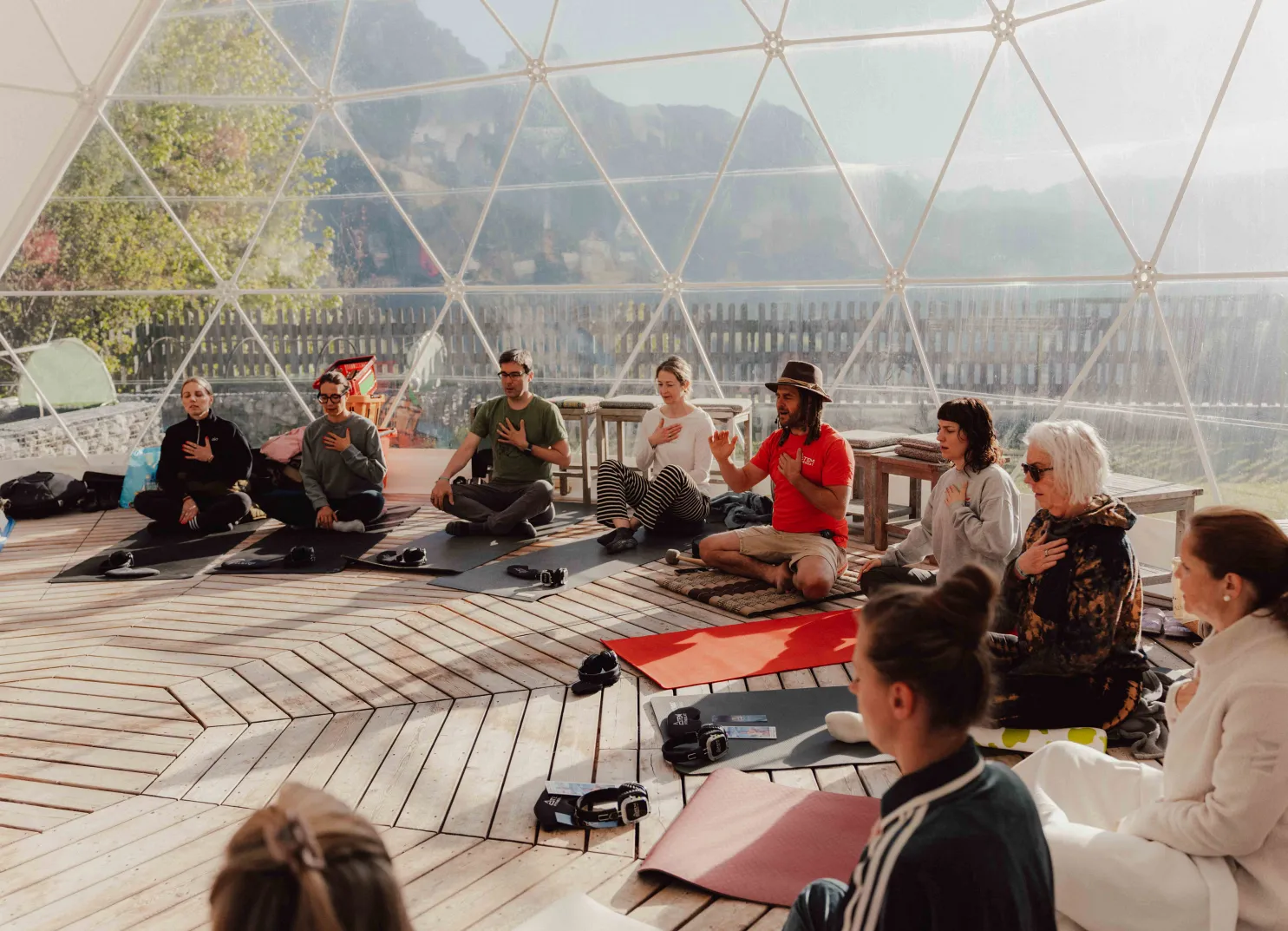 Yogapraktizierende meditieren in einer Geodätenkuppe