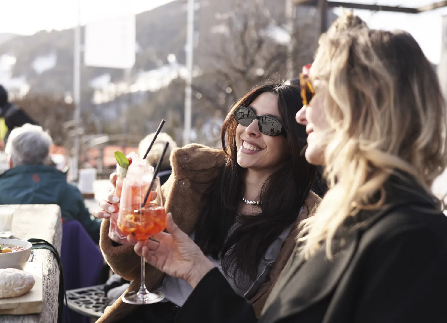 Two women with cocktails at Holzhotel Forsthofalm in Leogang.