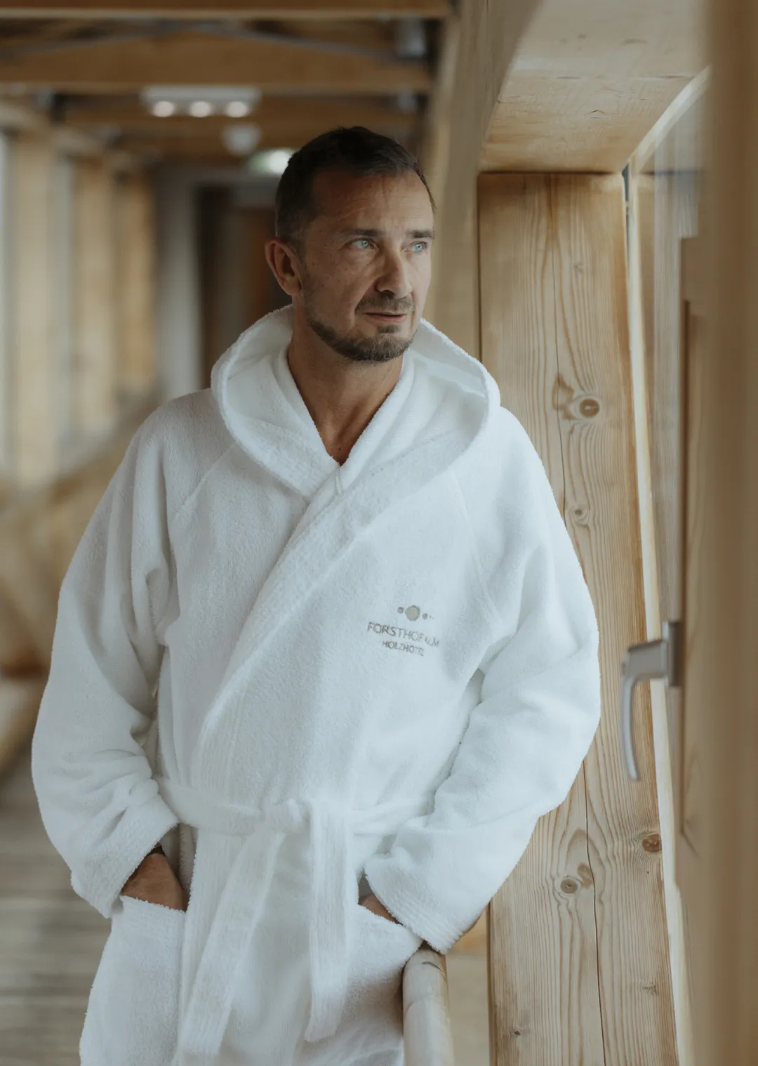 Mann in Bademantel im Forsthof Sauna Bereich