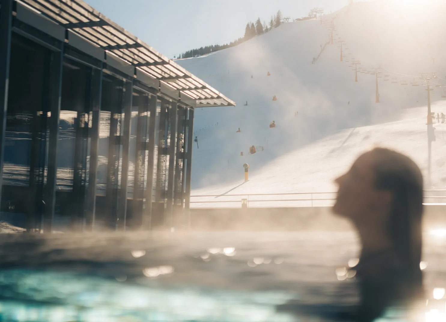 Entspannende Spa-Szene im Holzhotel Forsthofalm, Leogang.