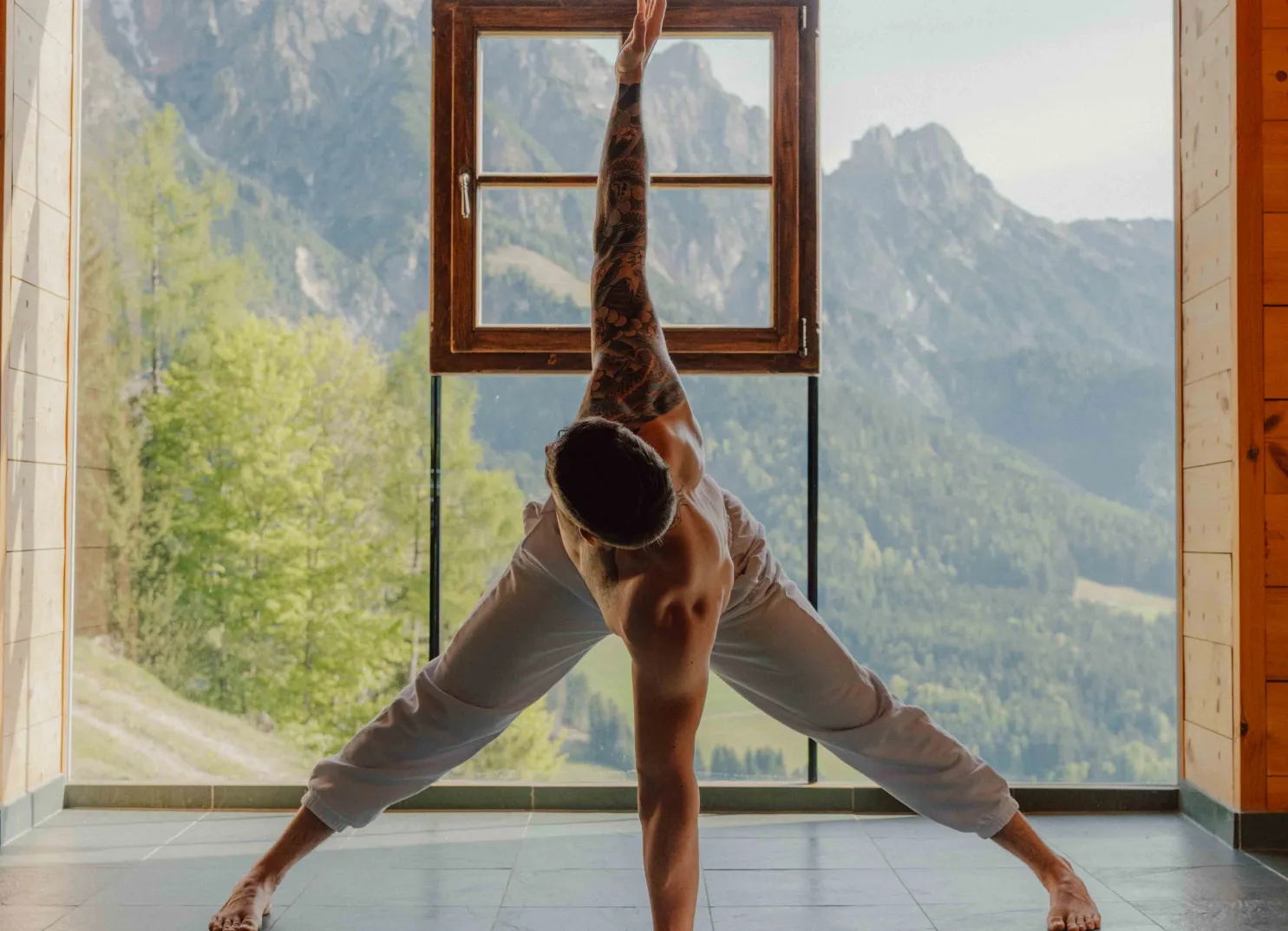 Mann in Yogaposition mit Berglandschaft im Hintergrund