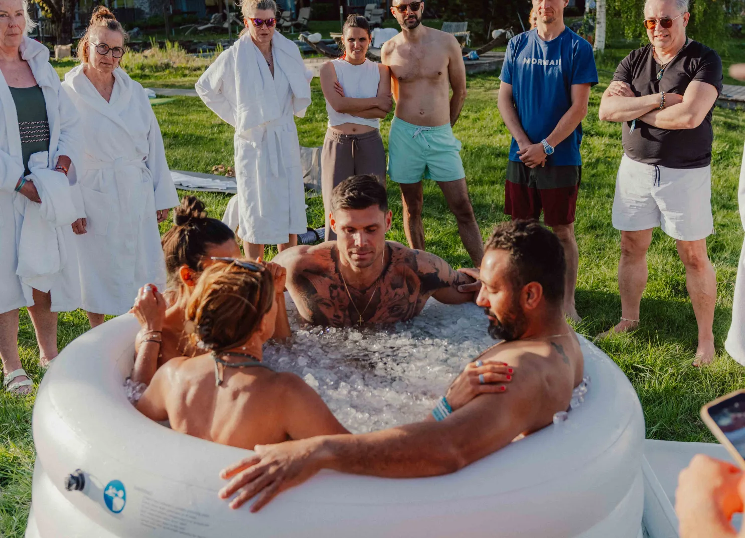 Menschen im Sprudelbad bei einem Festival im Freien