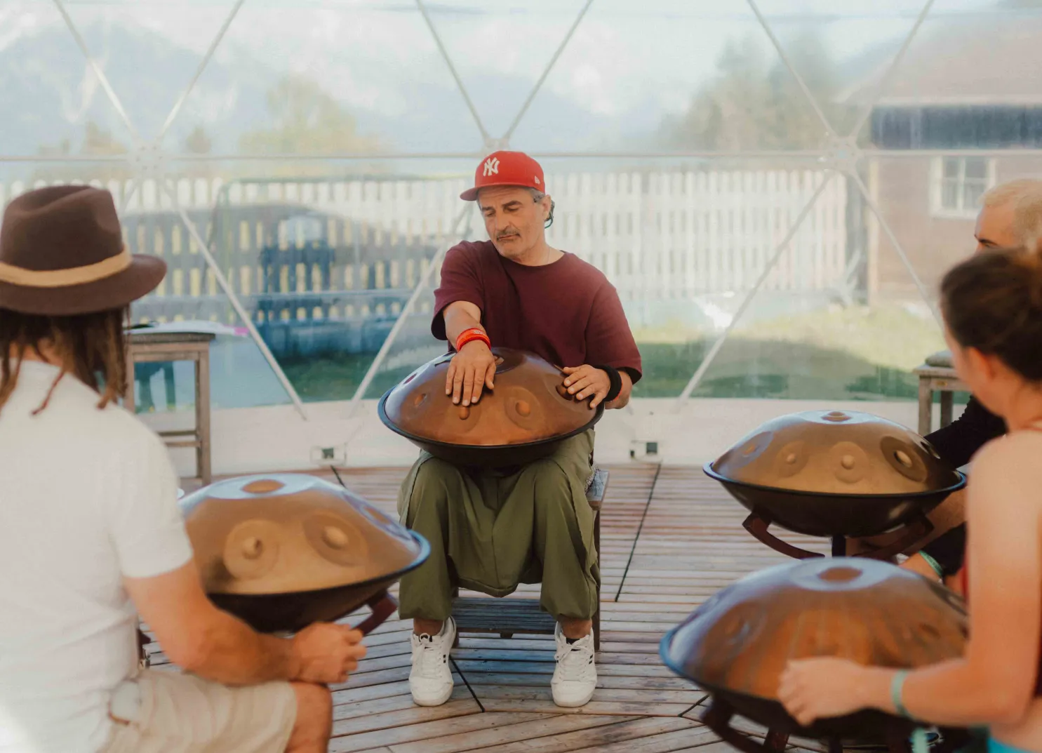 Menschen spielen Handpan in einem Zelt beim Yoga-Festival.
