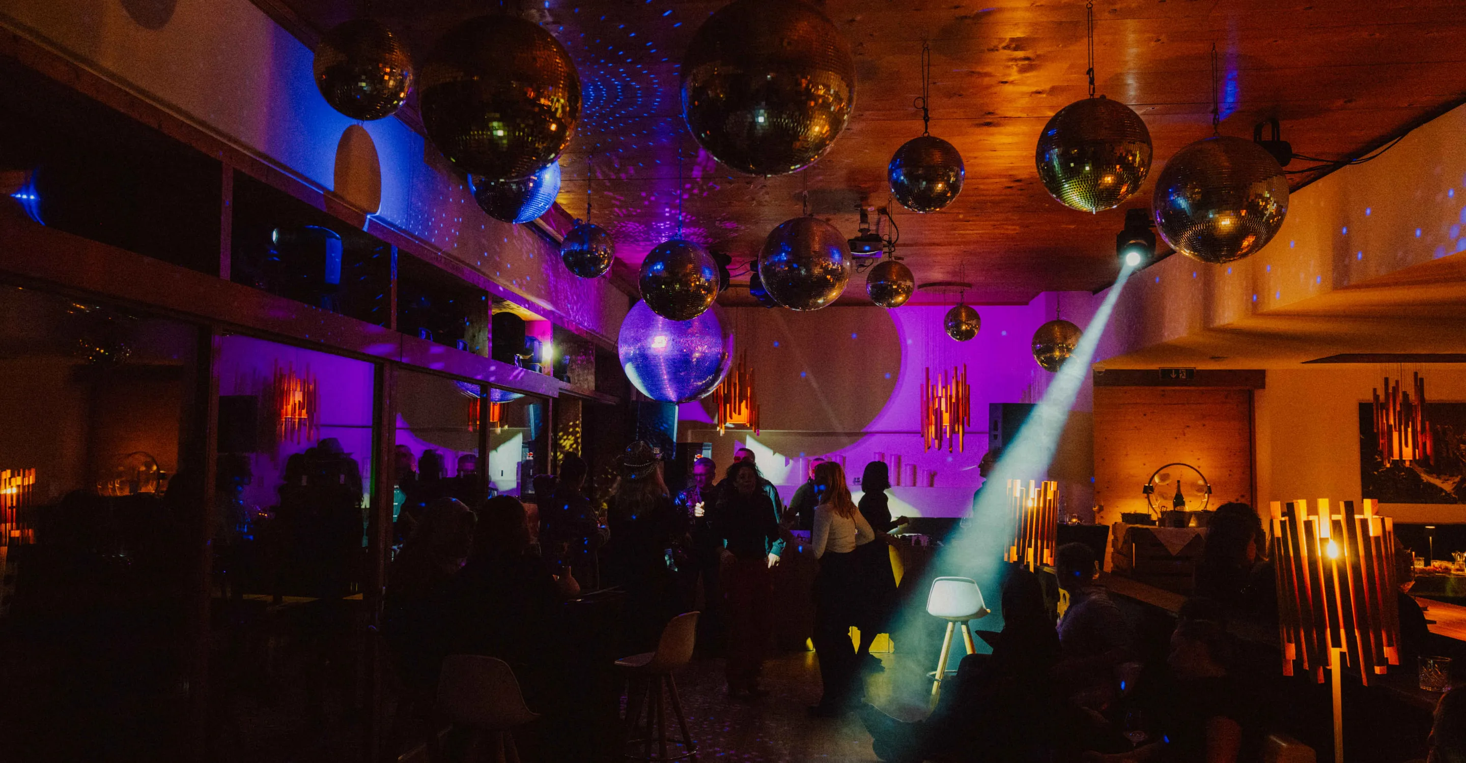 Bunte Lichter und Discokugeln in einer Party-Atmosphäre
