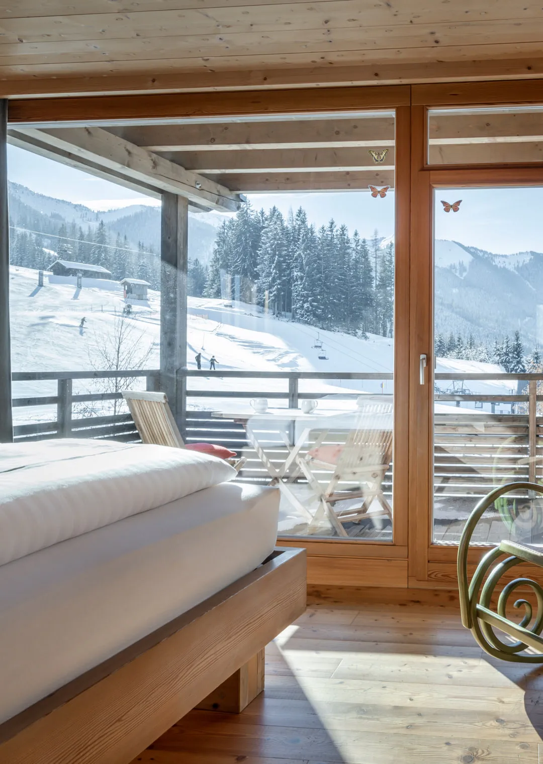 Schlafzimmer mit Blick auf verschneite Berglandschaft