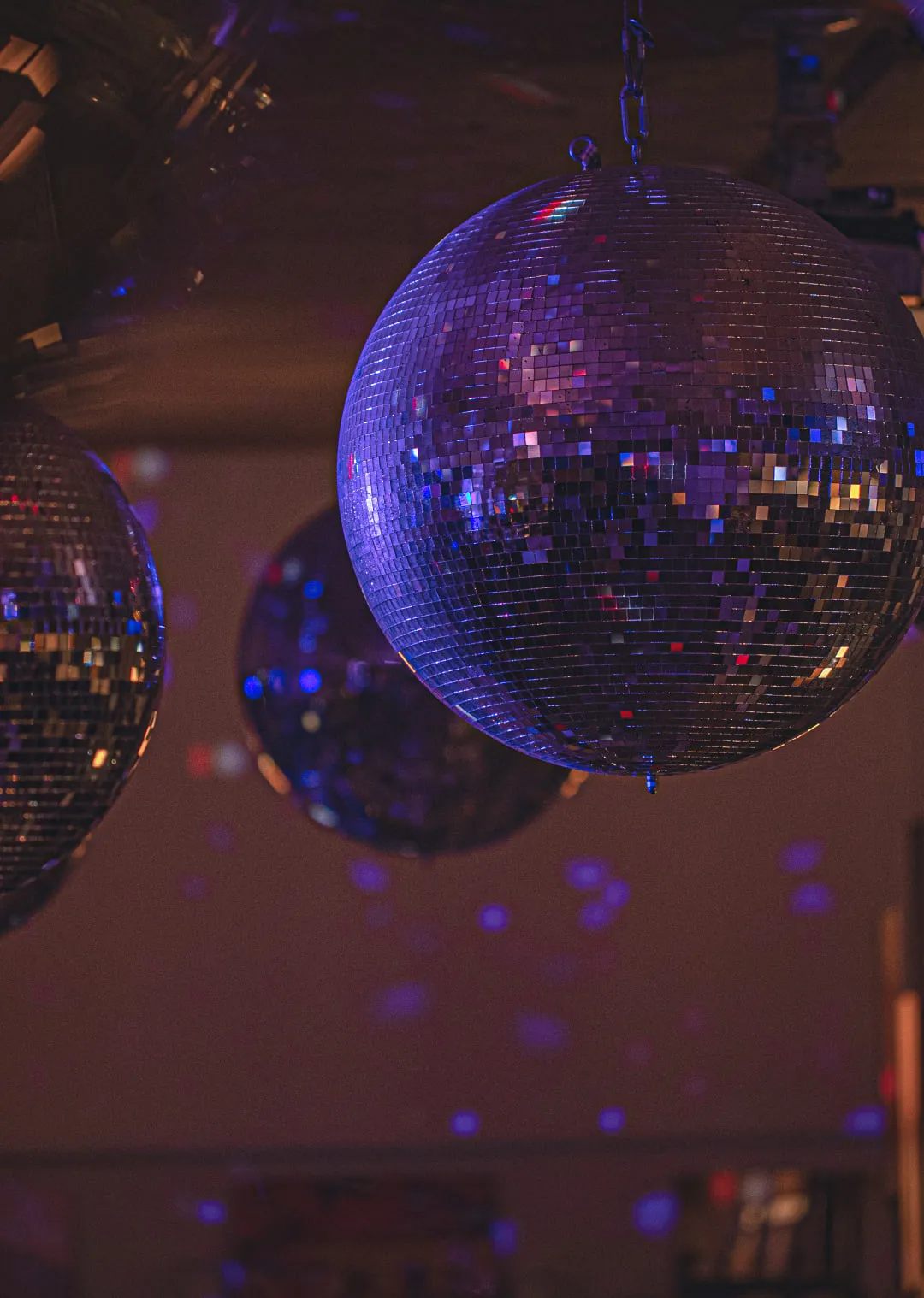 Disco-Kugeln mit bunten Lichtreflexionen