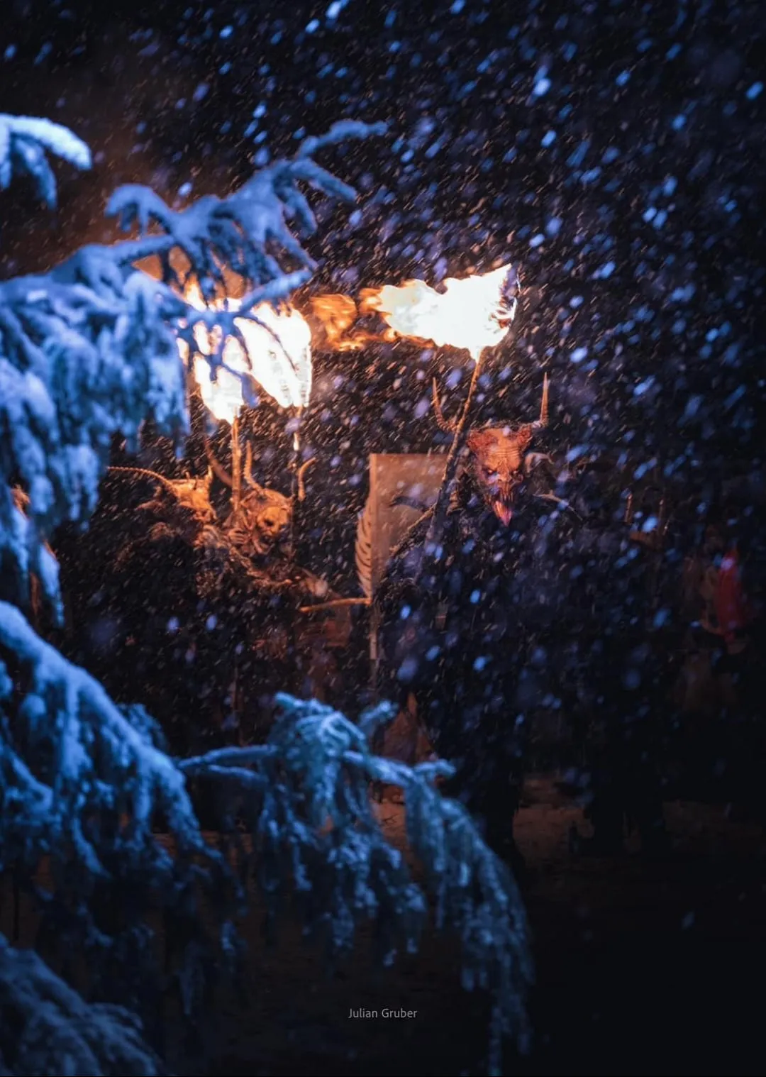 Fackelträger im Schnee beim Stoaberg Toife