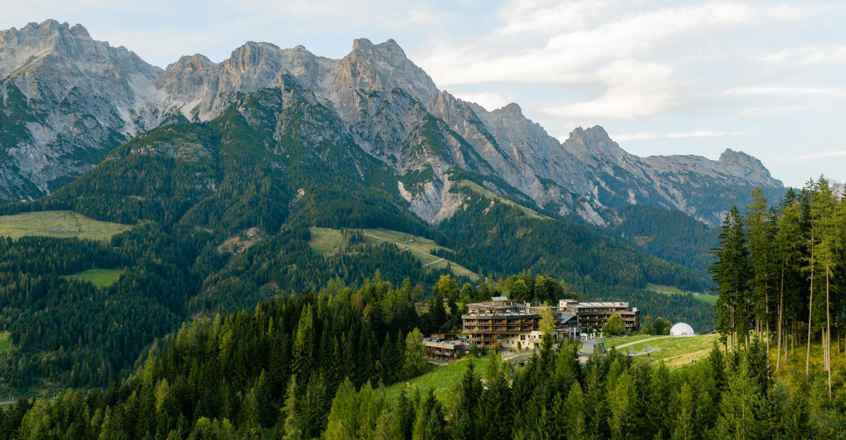 Berglandschaft mit einem Gebäude im Vordergrund